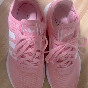 Girls size 6 1/2 Adidas tennis 🎾 shoes